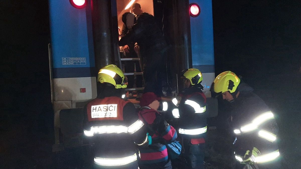 U Hradce Králové srazil vlak člověka, provoz na trati je přerušen